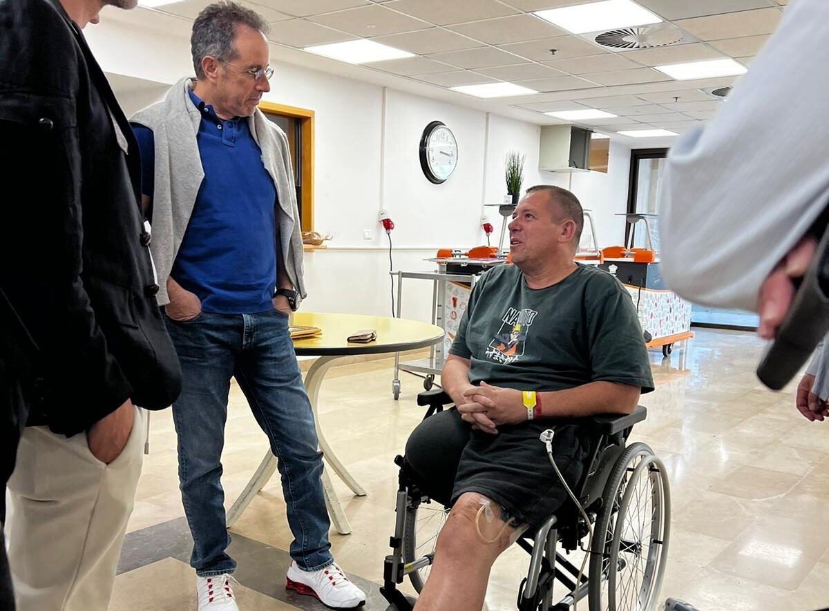 מרגש: ג'רי סיינפלד נסע לבקר את פצועי המלחמה בבית החולים