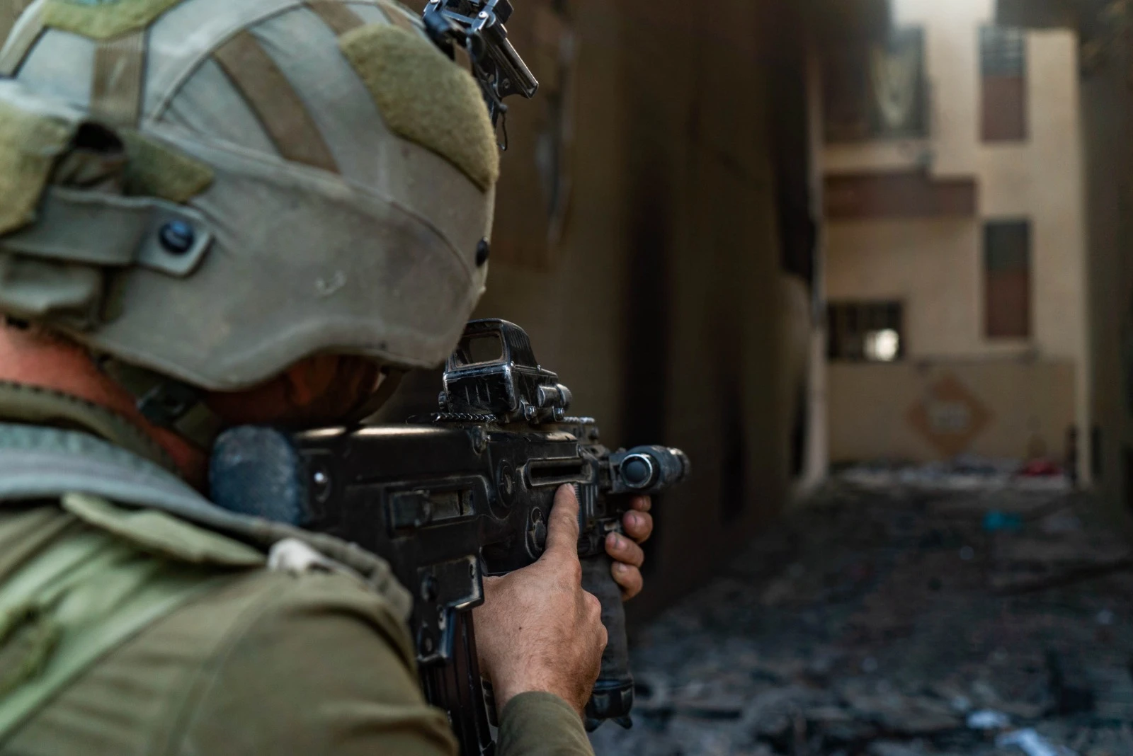 כלי נשק, מטענים ומחבלים: זה מה שאיתרה שייטת 13 בביה"ס בעזה