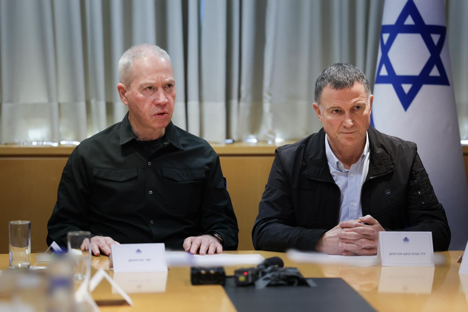 שר הביטחון גלנט וח"כ יולי אדלשטיין בוועדת חוץ וביטחון | צילום, שחר יורמן