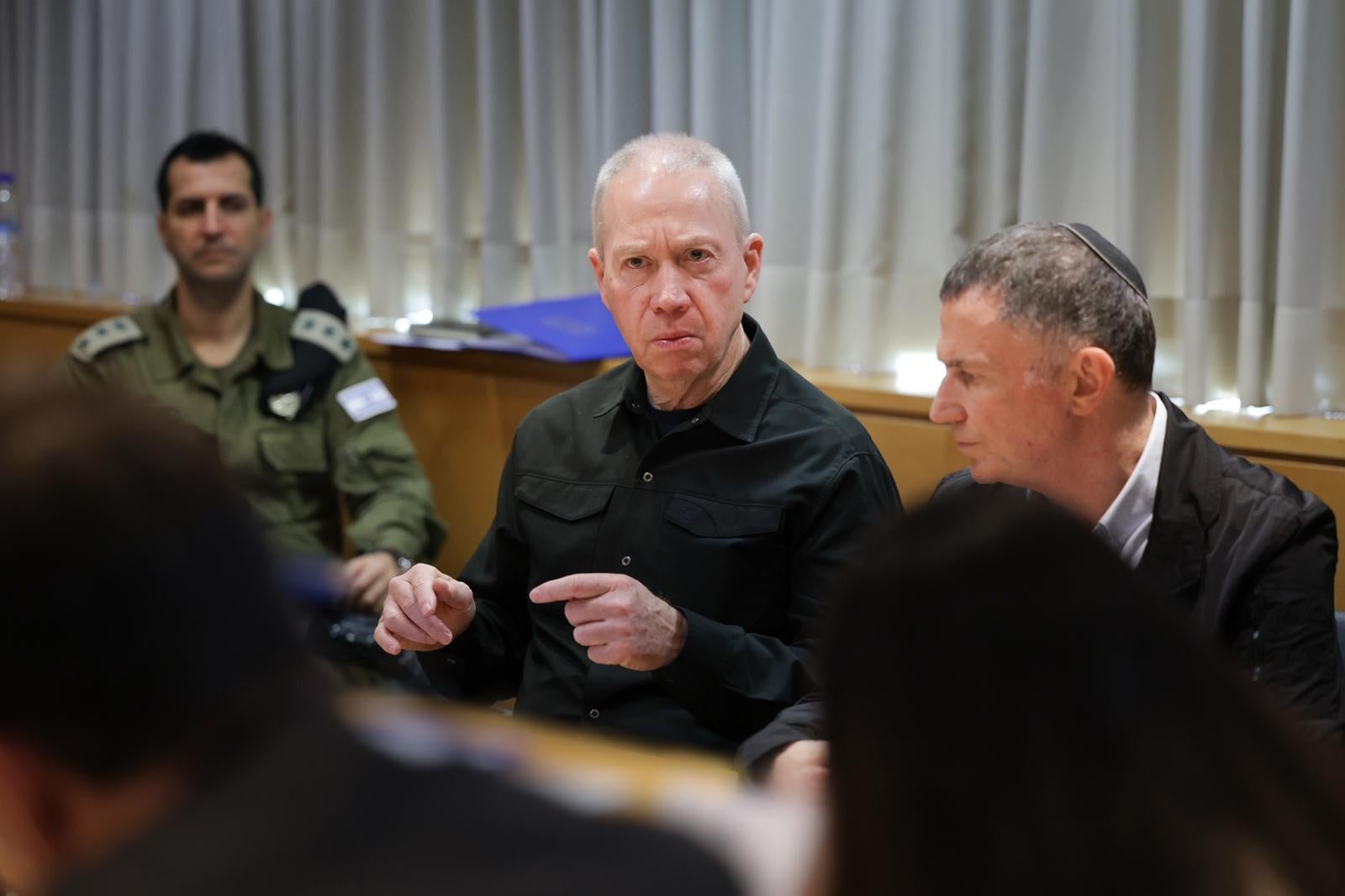 שר הביטחון גלנט וח"כ יולי אדלשטיין בוועדת חוץ וביטחון | צילום, שחר יורמן