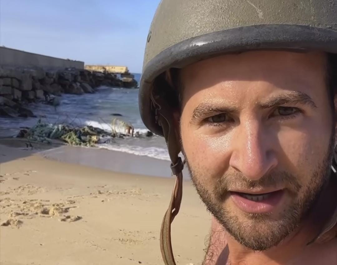 גיא הוכמן בחוף בעזה | צילום: מתוך האינסטגרם של גיא הוכמן, צילום עצמי.