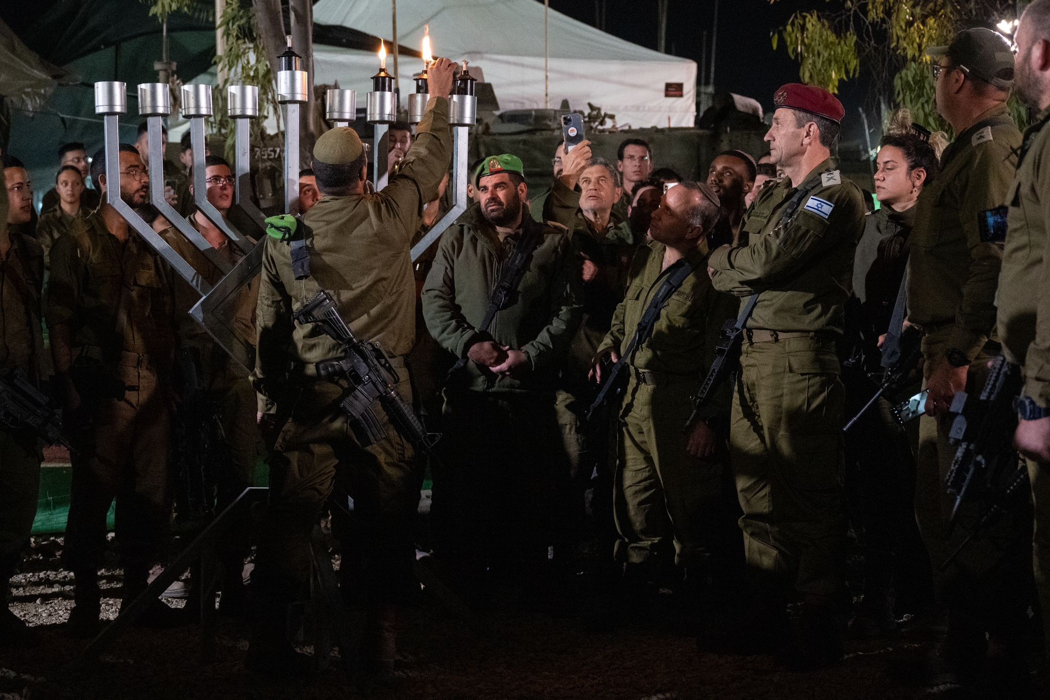 חנוכה בצל הקרב: מאות חנוכיות הוכנסו לחזית הלחימה בלב עזה