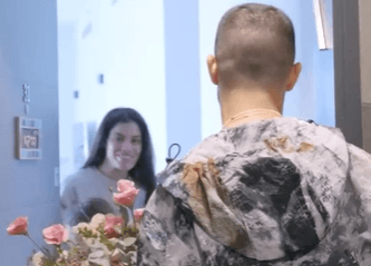 לא האמינו: עדן חסון עובד בזמן מלחמה כשליח בחנות הפרחים? 