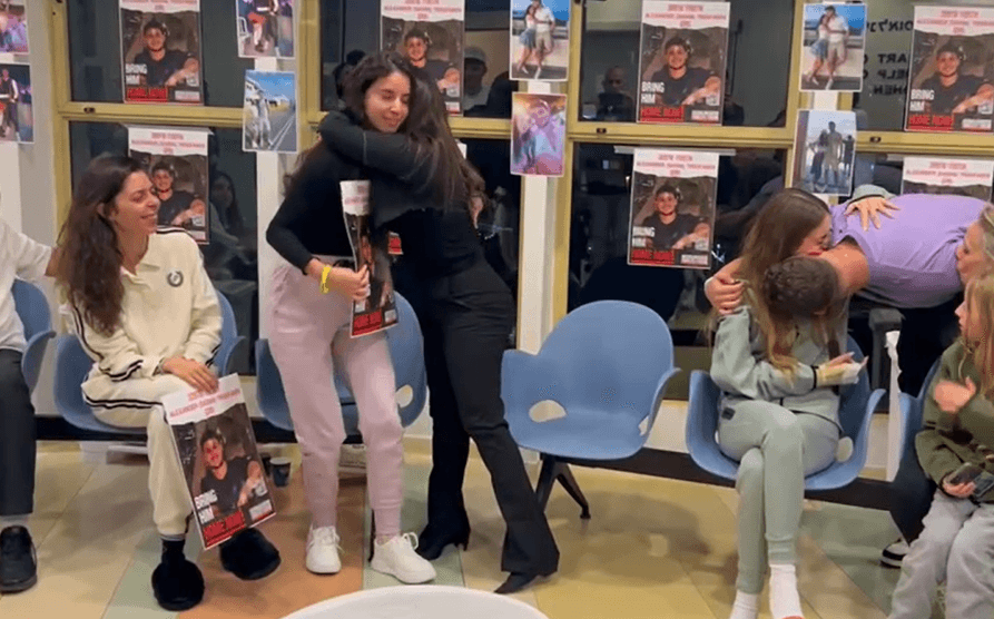 מצמרר: החטופות ששוחררו מהשבי נשברות בביה"ח לצד עדן בן זקן