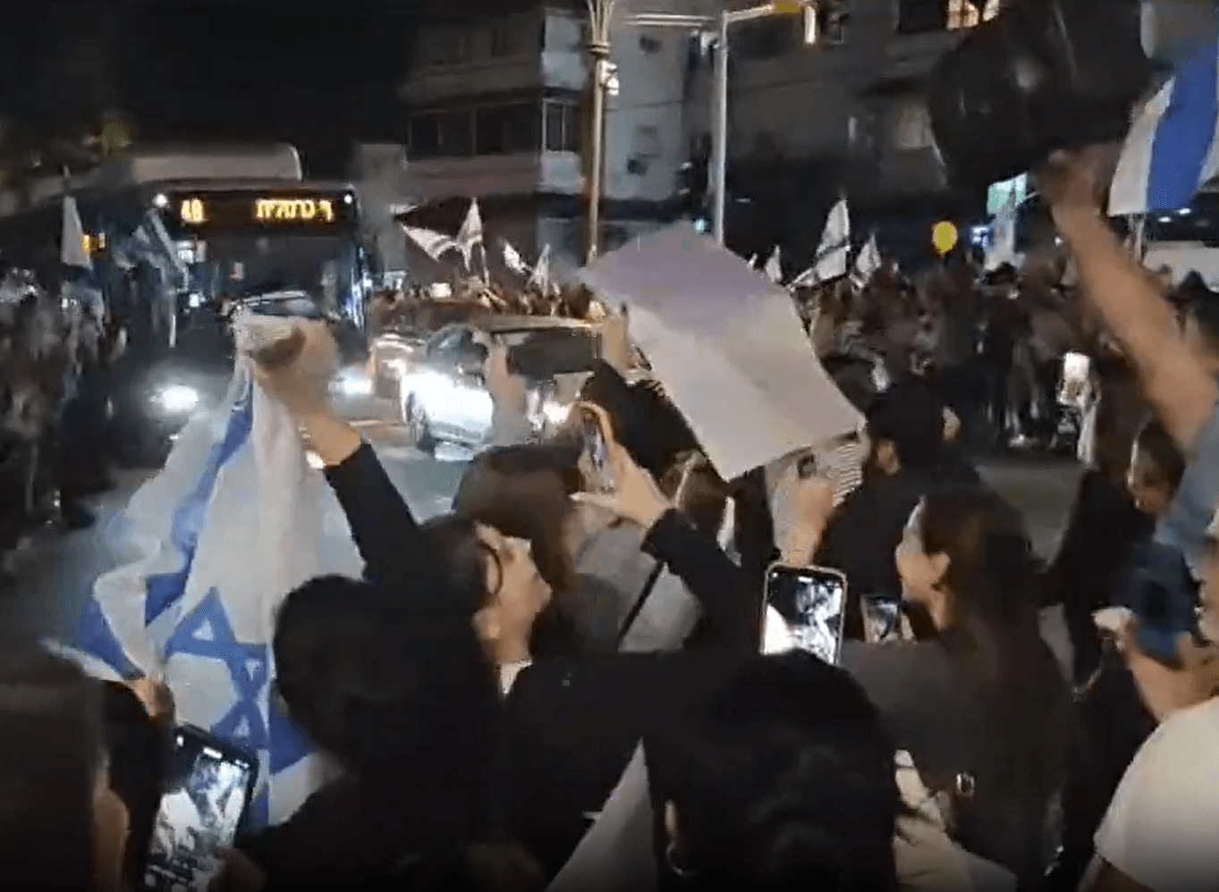 החטופים מיה ואיתי חזרו הביתה - וזכו לקבלת פנים מרגשת | צפו