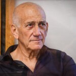 אולמרט לצ'אק שומר: "נתניהו אינו ראוי לאחריות המוטלת עליו"