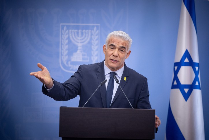 לפיד והיפוכו: תקף את סער - בזמן שהסכים לשבת בעצמו עם נתניהו