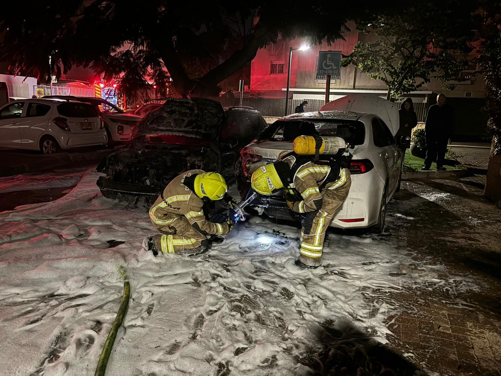 שריפת הרכבים באור עקיבא | קרדיט: דוברות כבאות והצלה לישראל, מחוז חוף
