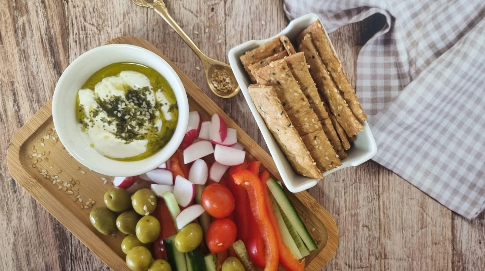 הנשנוש המושלם: מתכון קל לקרקרים בריאים וטעימים מקמח כוסמין