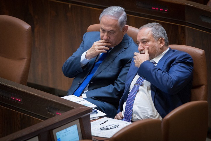 ליברמן טוען: כך נתניהו מנע את פינוי חאן אל אחמר ברגע האחרון