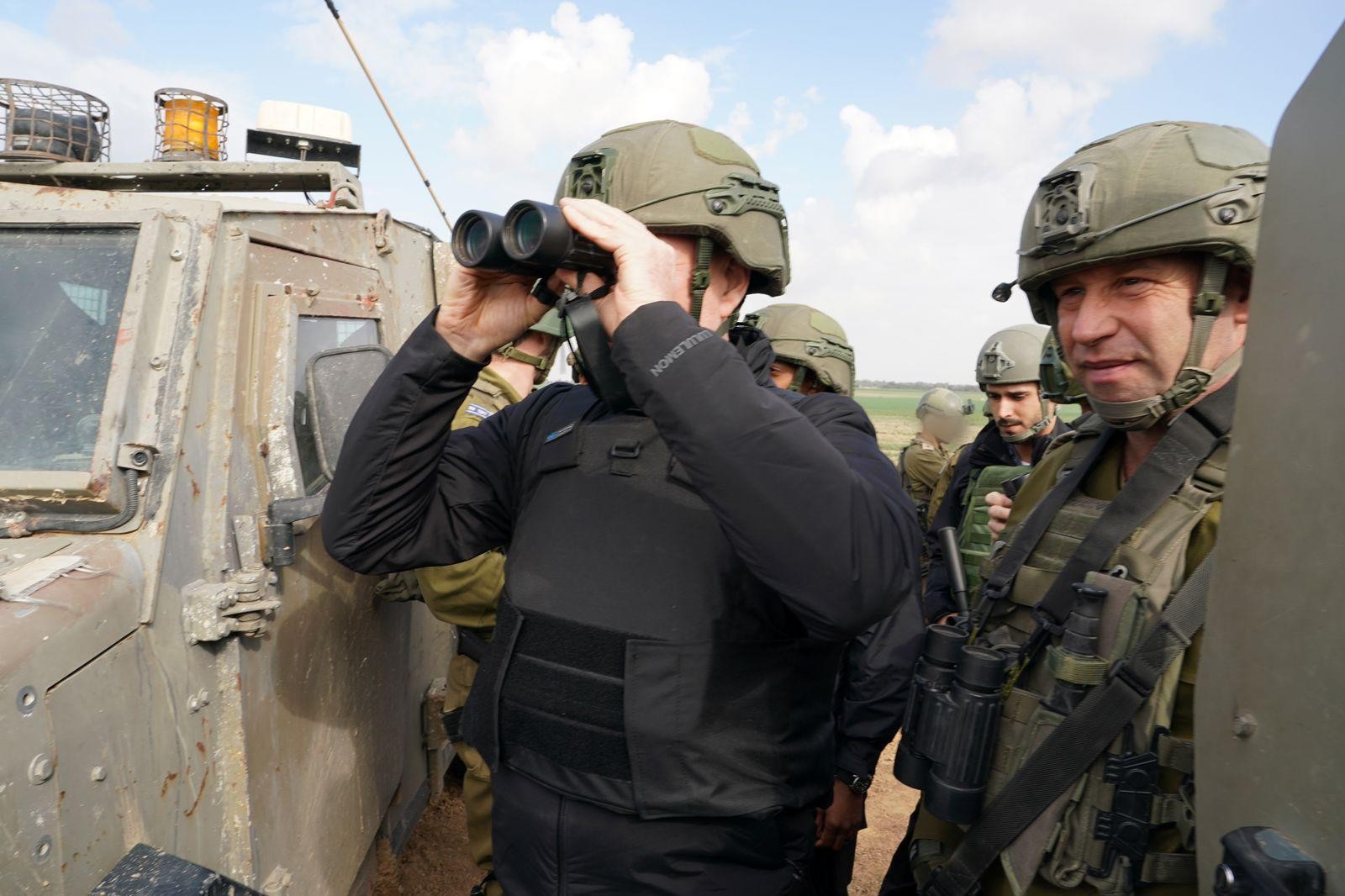 גלנט בגבול עזה: "אין צודקת מהמלחמה שאנו נלחמים"