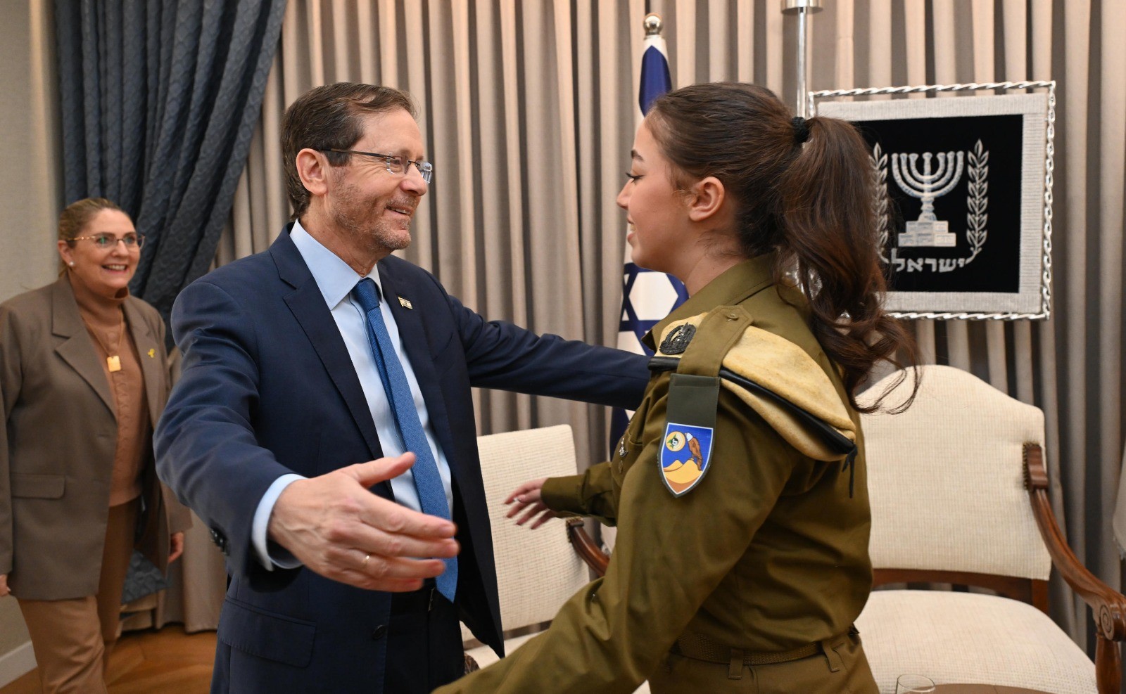 הנשיא הרצוג עם החיילת אורי מגדיש שחולצה משבי החמאס | קרדיט צילום: חיים צח, לע"מ