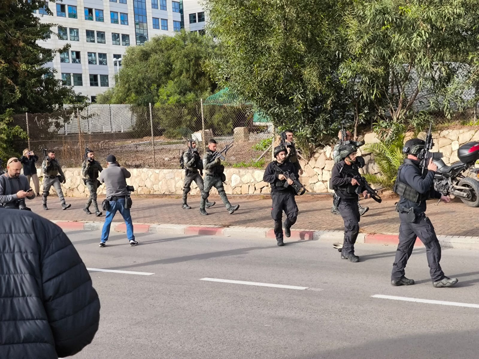 הפיגוע ברעננה: נערים צעירים מבית ספר סמוך נפצעו באירוע