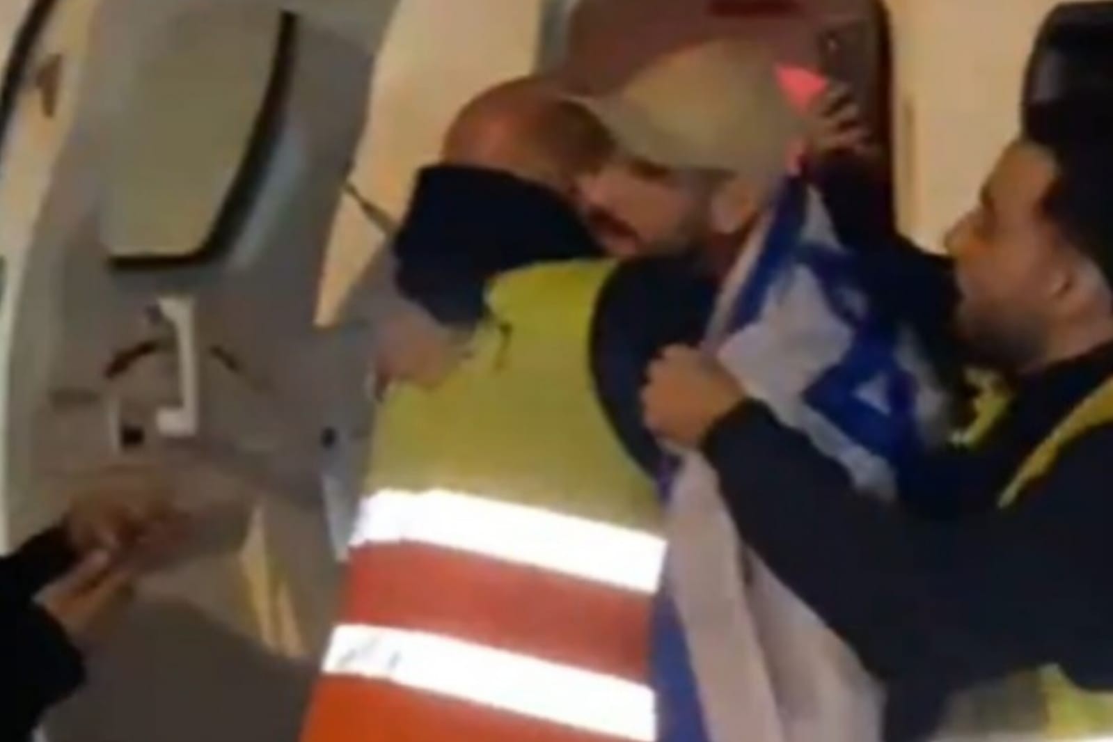 שגיב יחזקאל נוחת בארץ. צילום: ההתאחדות לכדורגל