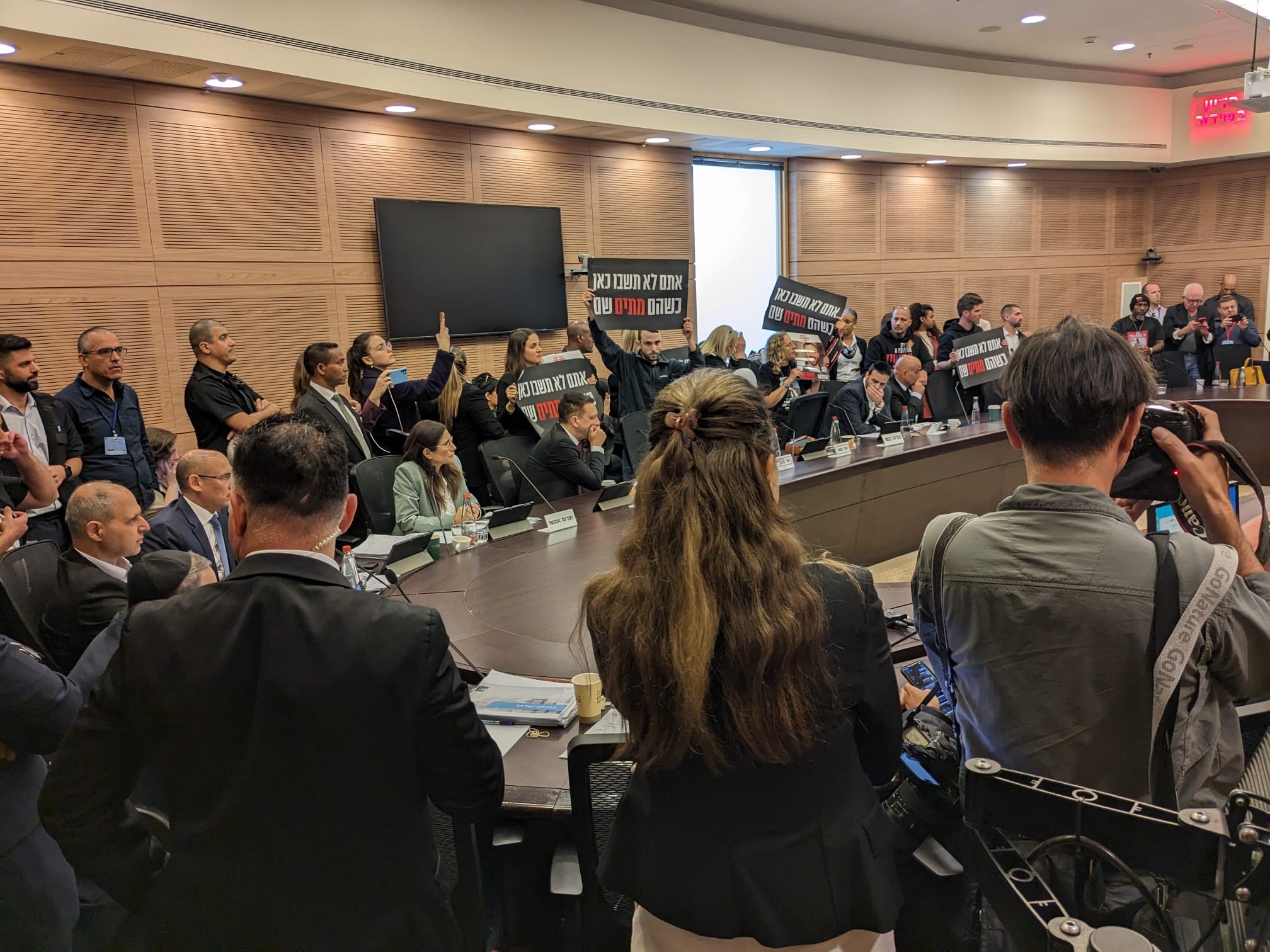 קרובי החטופים פוצצו את הדיון בוועדת הכספים: "קומו מהכיסאות"