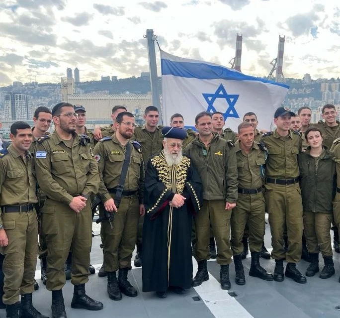 הרב יצחק יוסף יחד עם החיילים בבסיס חיל הים בחיפה | קרדיט: ללא