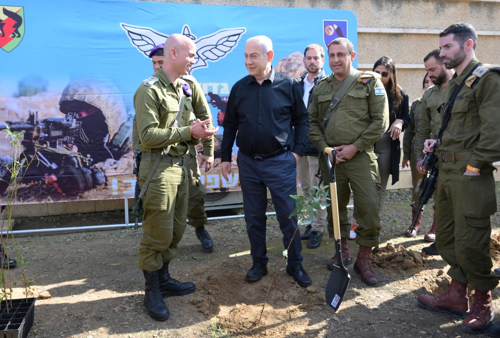 רה"מ נתניהו בנטיעת עצים במחנה רעים | צילום: עמוס בן גרשום, לע"מ