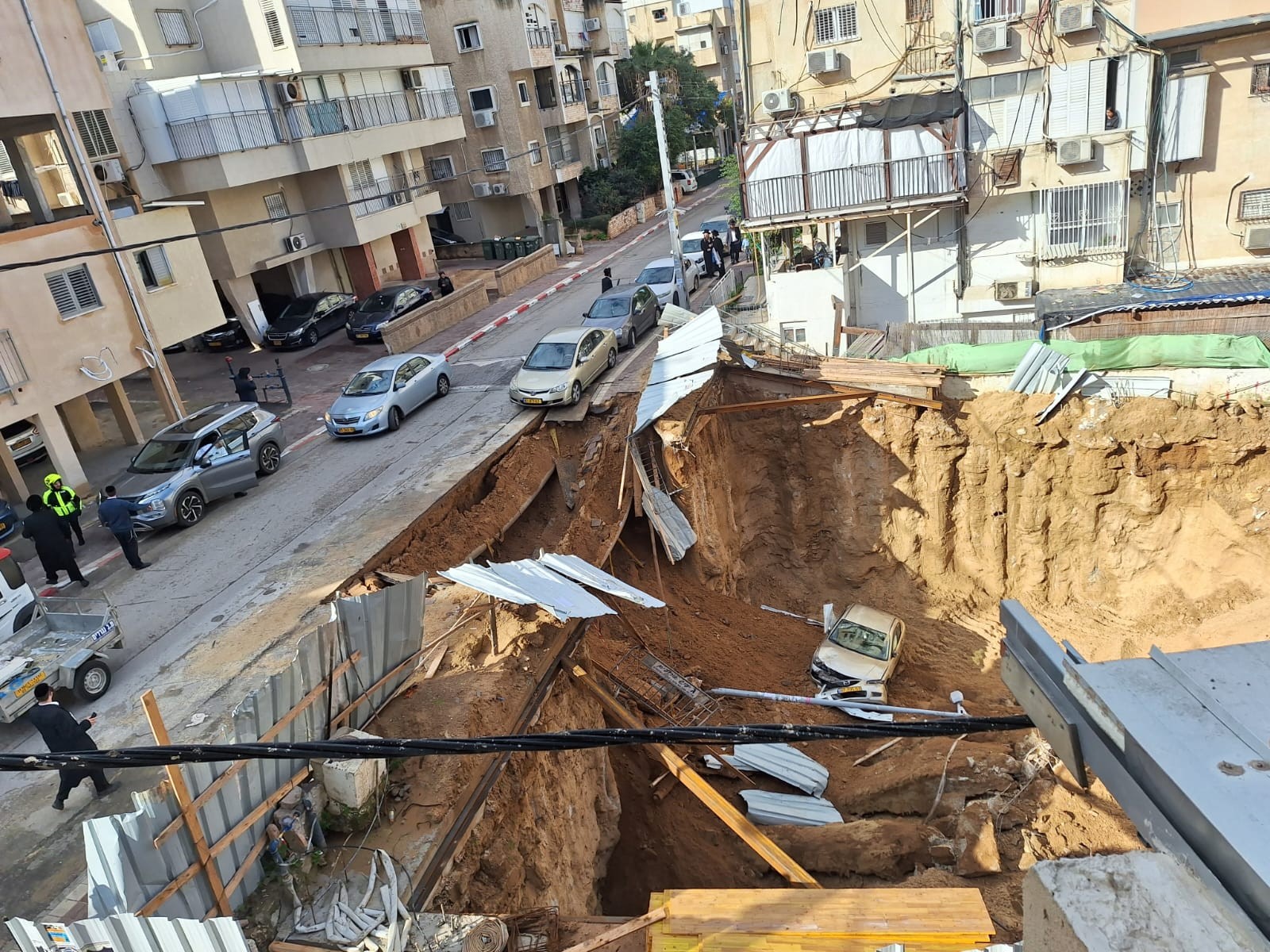 אימה בבני ברק: בולען נפער ליד בניין - הדיירים פונו במהירות