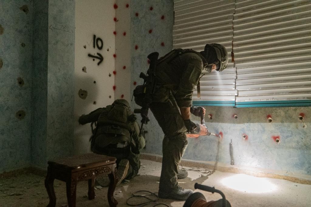 צפו: כך נהרסו בתי המחבלים שביצעו את הפיגוע במחסום המנהרות
