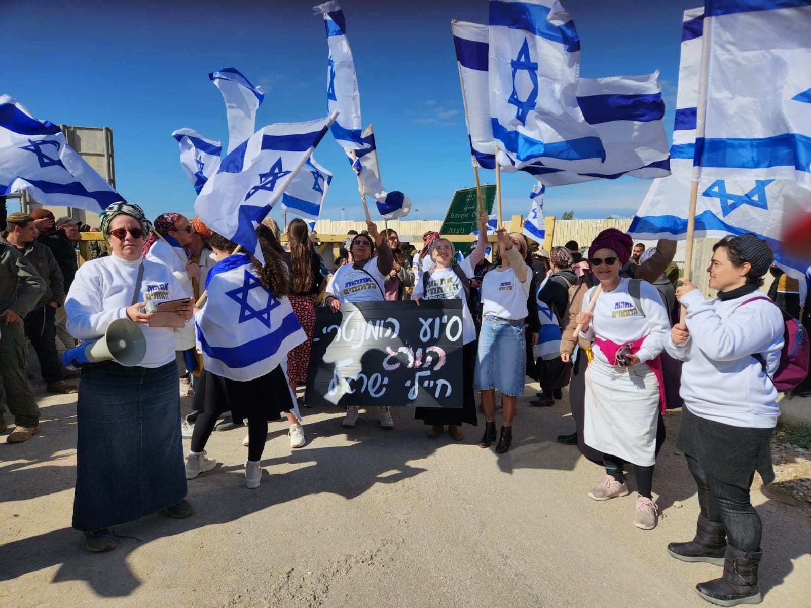 מאות חסמו משאיות בדרכן לעזה: "סיוע הומניטרי הורג את חיילנו"