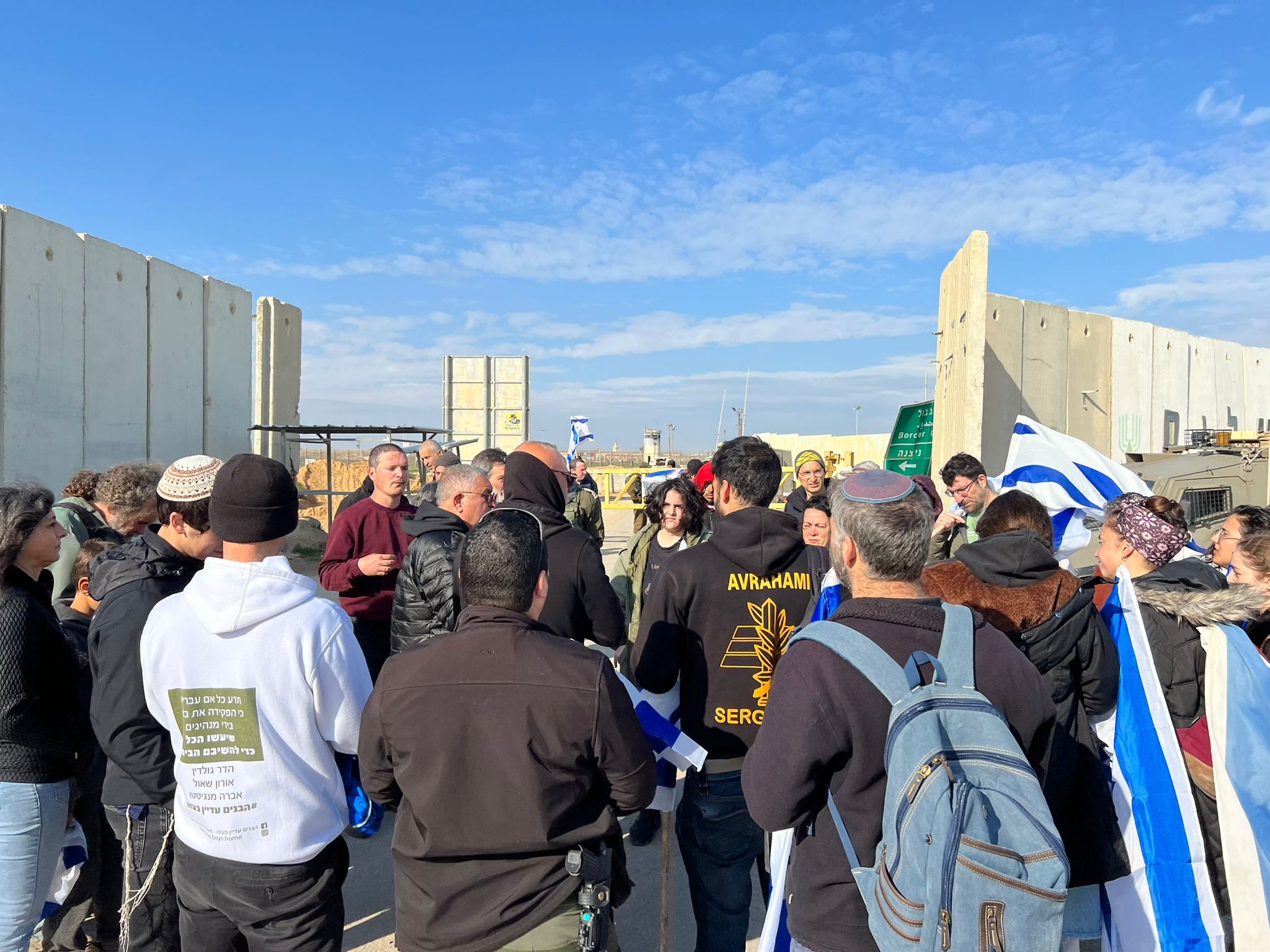 יום שלישי ברציפות: מפגינים חוסמים את מעבר כרם שלום | תיעוד