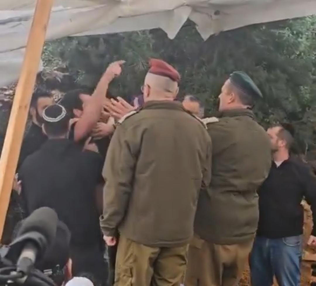 אח שכול התפרץ על גנץ בהלוויה: "אל תעצרו את המלחמה" | תיעוד