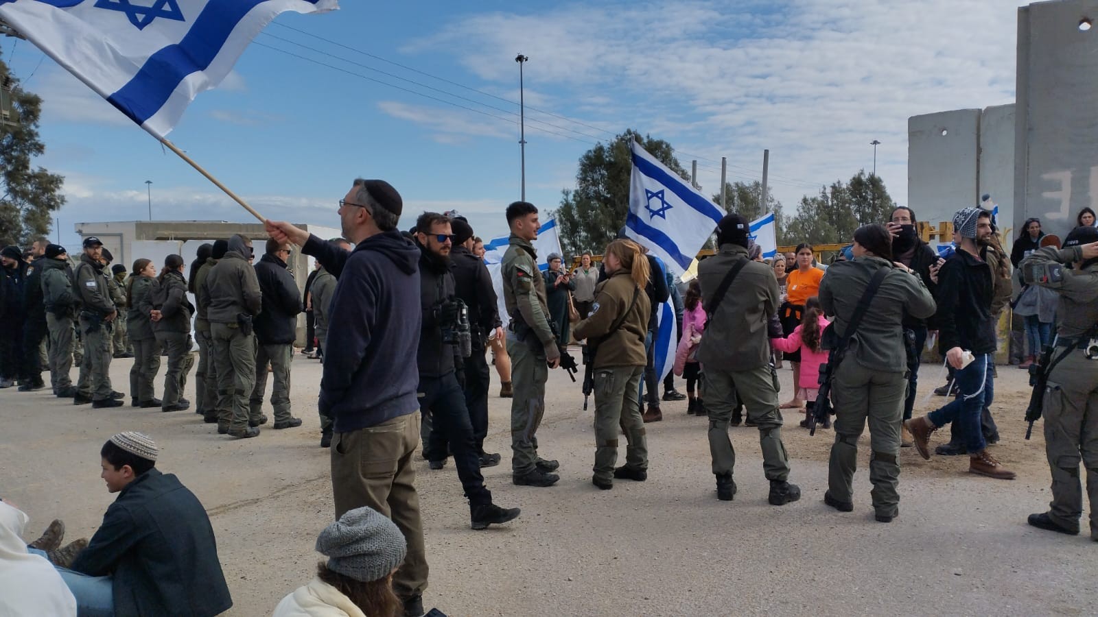 לאחר מאבק ממושך: מאות מפגינים הצליחו לחסום את מעבר כרם שלום