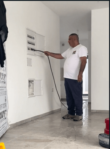 תושב מזרח ירושלים שפך מים בארוך חשמל של משפחה יהודית | צילום: לפי סעיף 27 א' לחוק זכויות יוצרים
