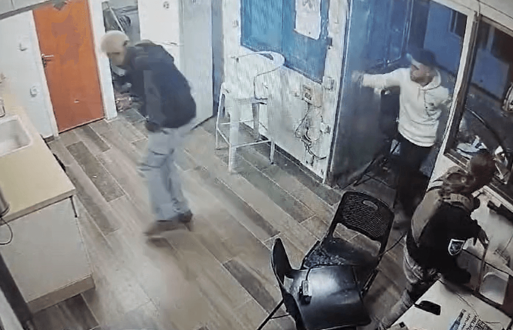 תיעוד דרמטי: המחבל ניסה לירות, המאבטחת השתלטה ונטרלה אותו
