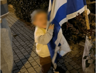השחקנית על בנה שחיבק דגל: "מקווה שלא עובדים איתו על זה בגן"