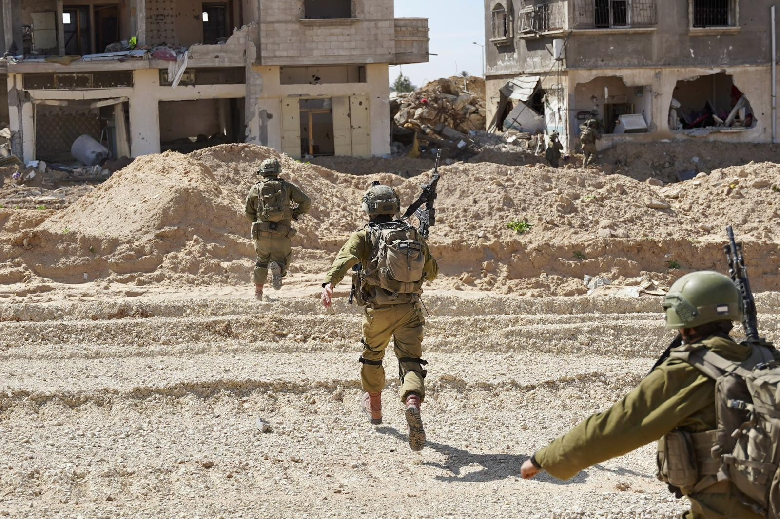 לוחם צנחנים נפצע באורח קשה מירי RPG בקרב בדרום הרצועה