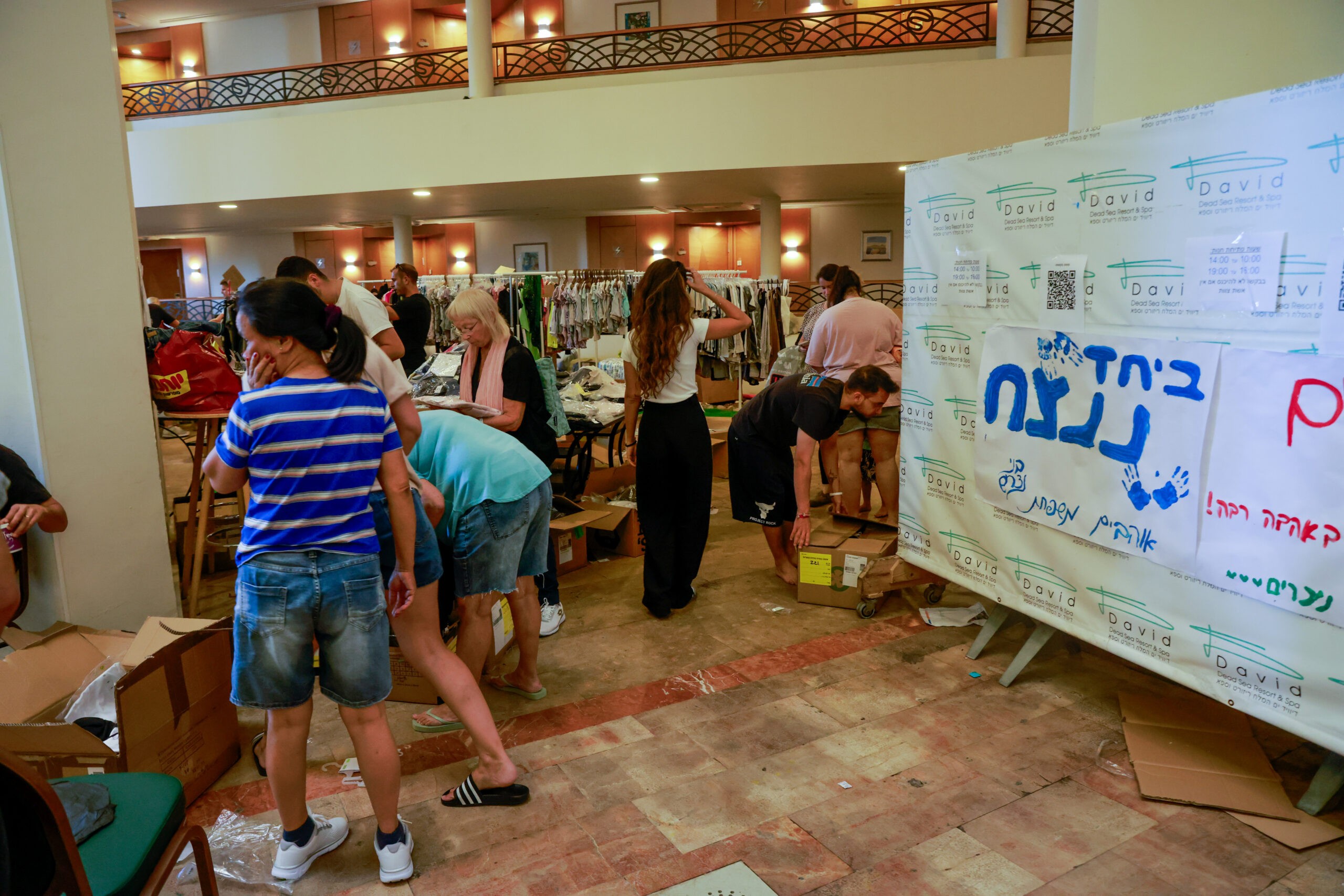 תושבי בארי שפונו למלון ים המלח | צילום: יוסי זמיר, פלאש 90 