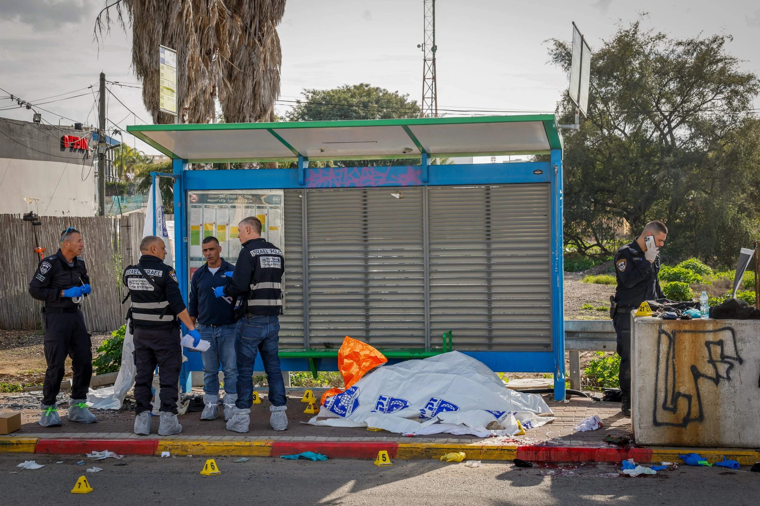 פורסמו שמות שני הנרצחים בפיגוע, ביידן דוחק להפסקת אש זמנית