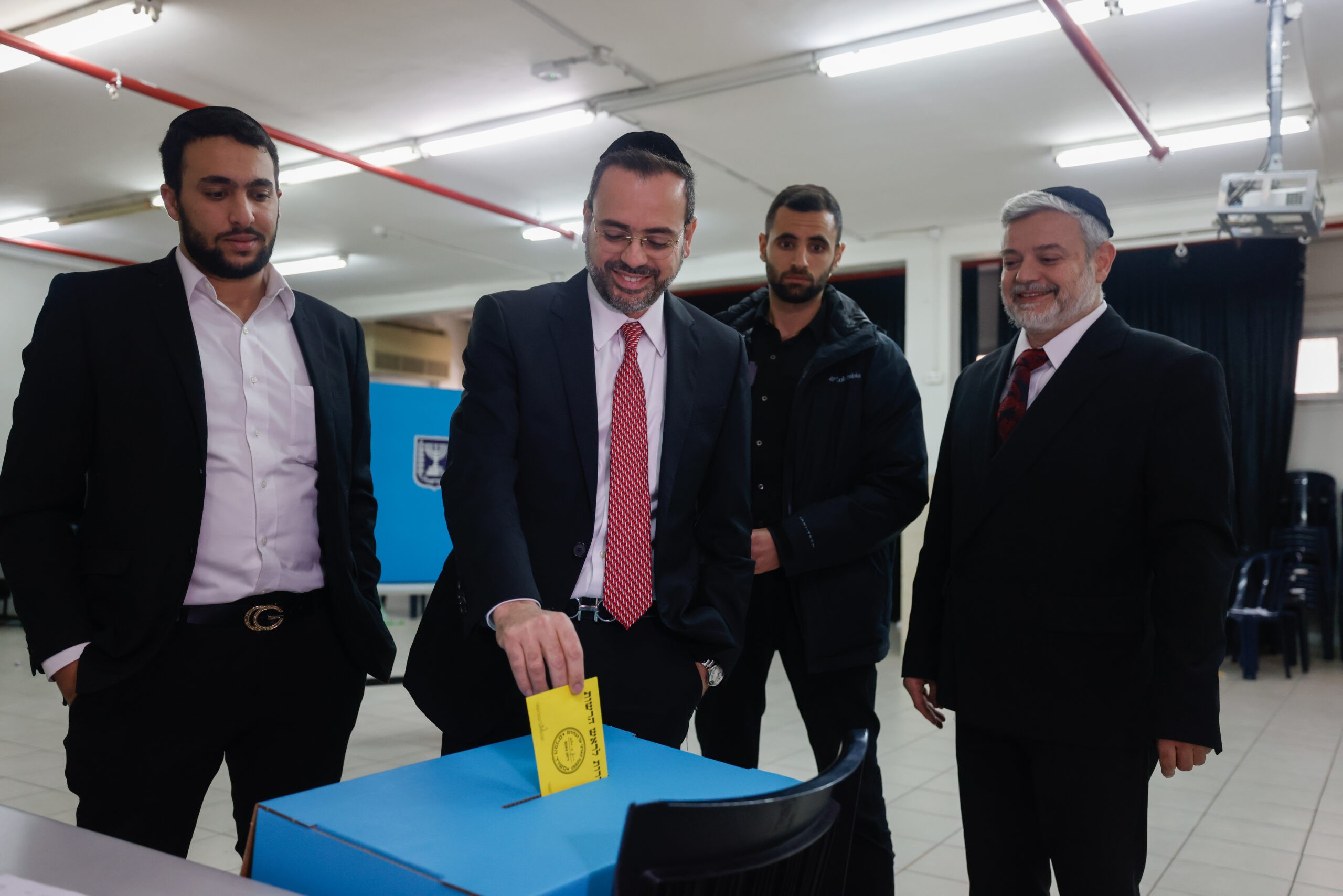 שר הבריאות אריאל בוסו מצביע בבחירות המקומיות | קרדיט: חיים גולדברג, פלאש 90