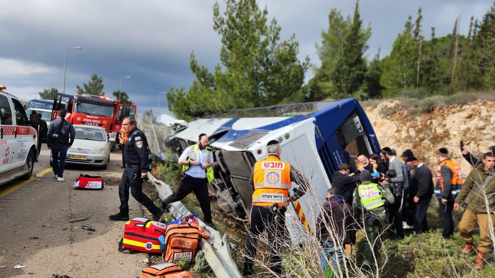 7 פצועים בהתהפכות אוטובוס סמוך למבוא ביתר | תיעוד מהזירה