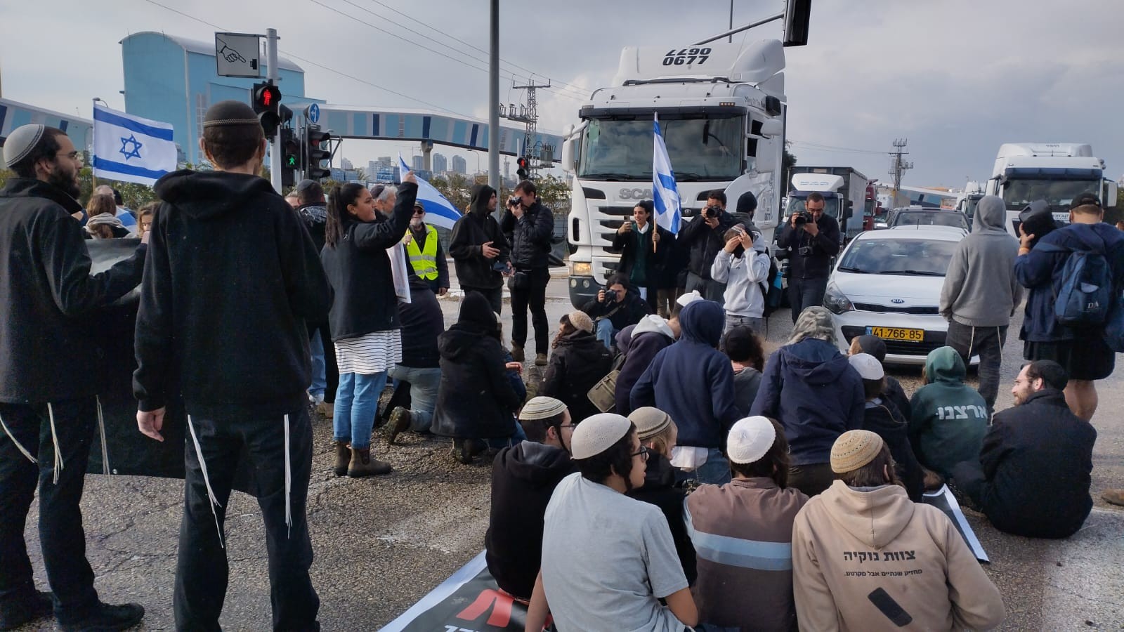 מאות מפגינים חוסמים את נמל אשדוד: "משאיות חמאס יוצאות מכאן"