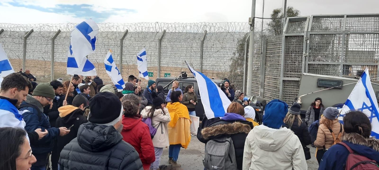 מאות מפגינים חוסמים את מעבר ניצנה: "אף סיוע לא עובר" | צפו