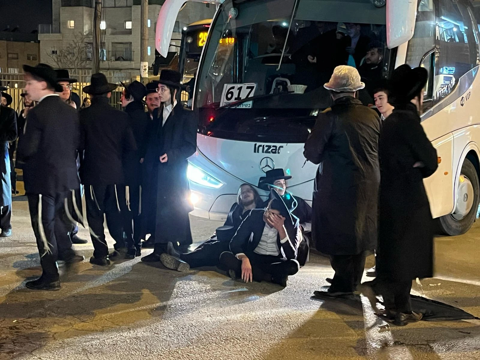 נער חרדי נמצא מת במיטתו - 16 נעצרו בהפגנות נגד נתיחת הגופה