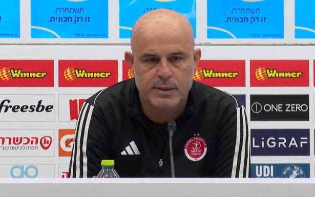מאמן הפועל תל אביב יוסי אבוקסיס. צילום מתוך מסיבת העיתונאים