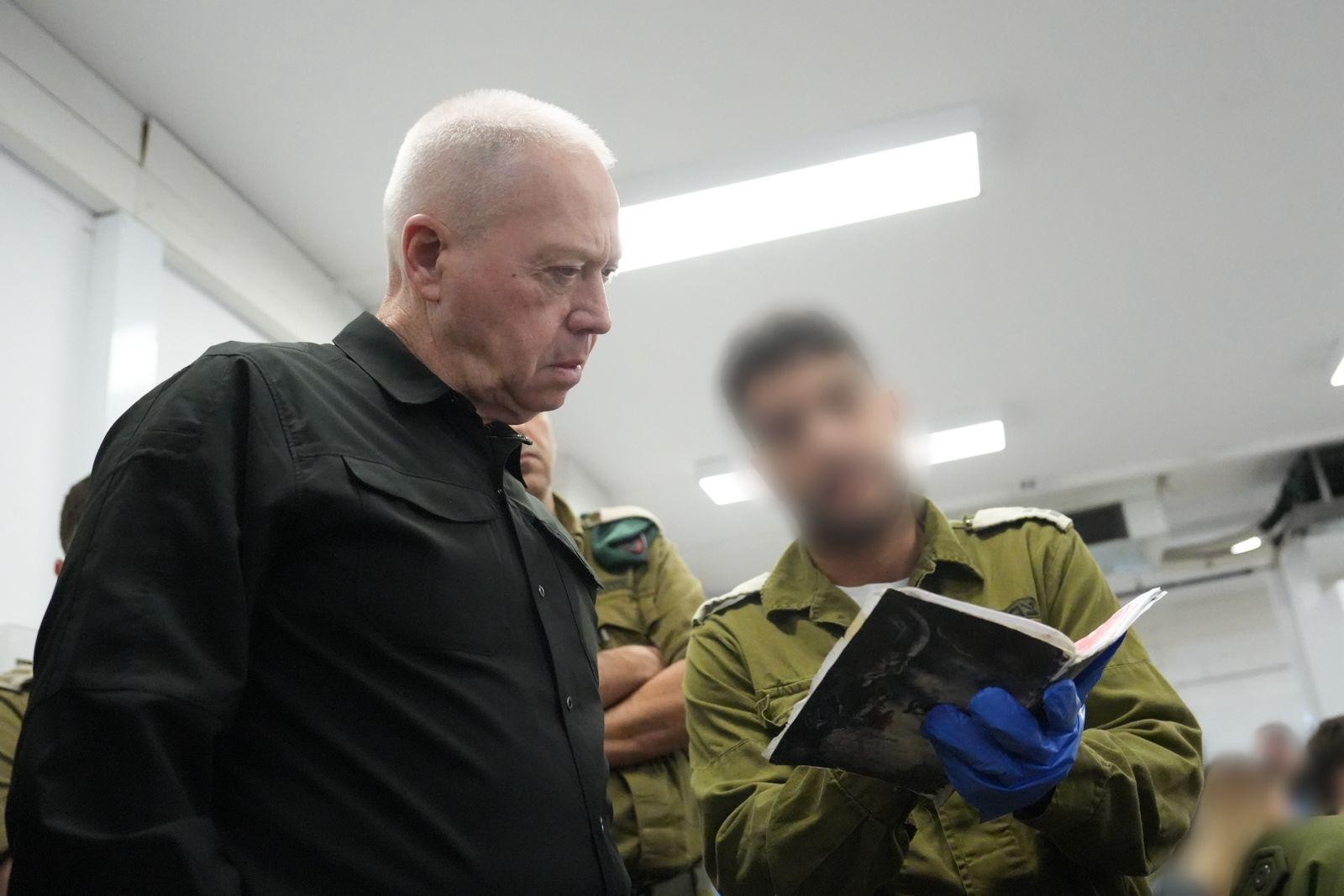 שר הביטחון גלנט ביחידה של אגף המודיעין | צילום: אלעד מלכה