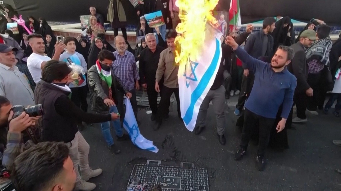 שריפת דגלי ישראל | צילום: רויטרס
