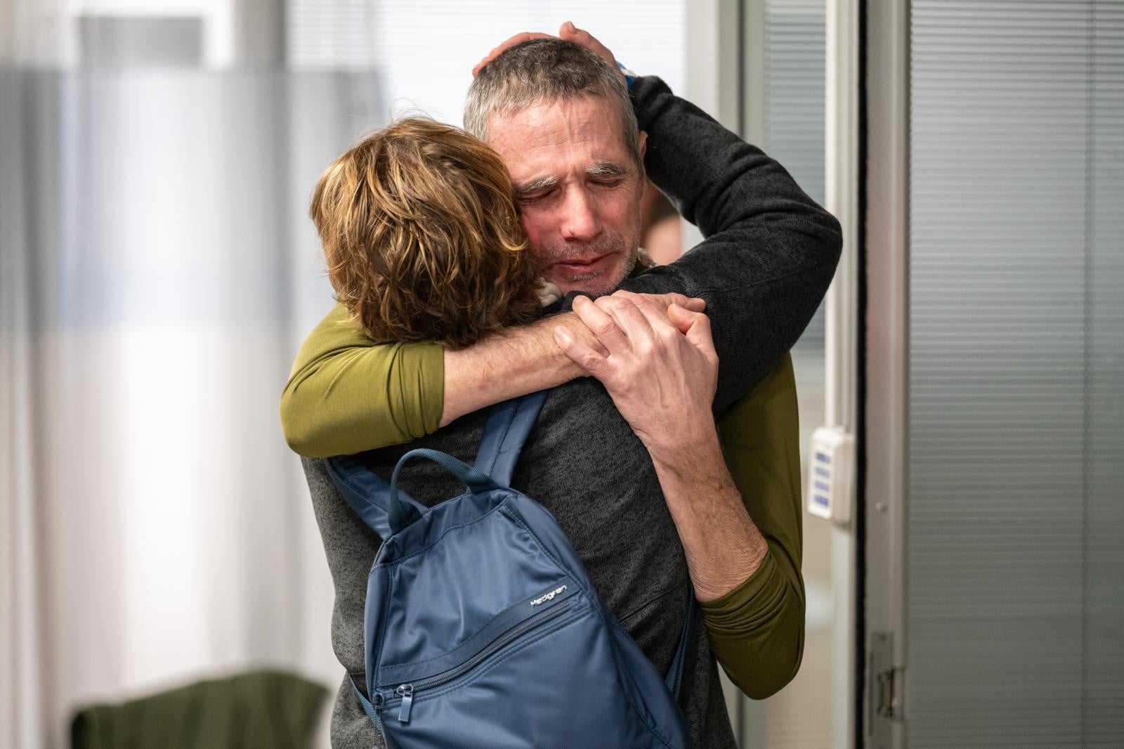 בחיבוקים ובדמעות: רגעי המפגש של פרננדו ולואיס עם בני משפחתם