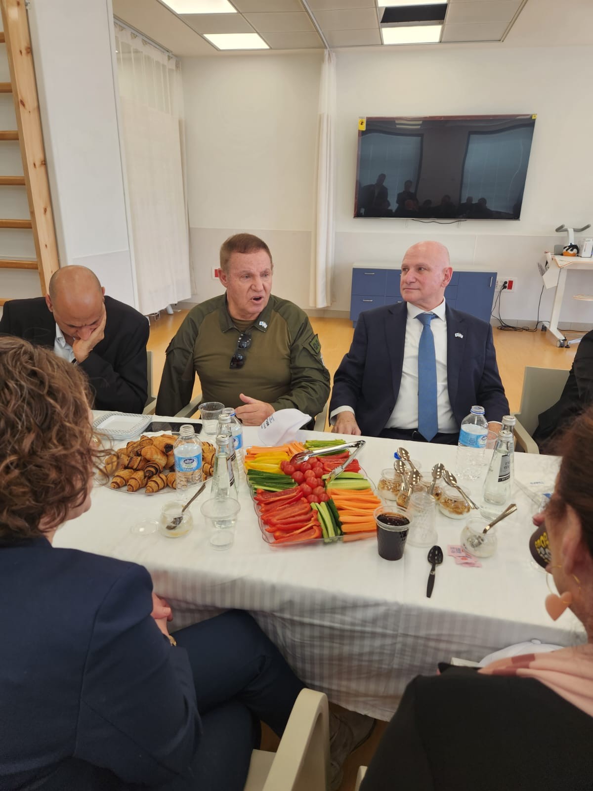 סולידריות עם ישראל: מייק פומפאו תרם דם בהדסה הר הצופים