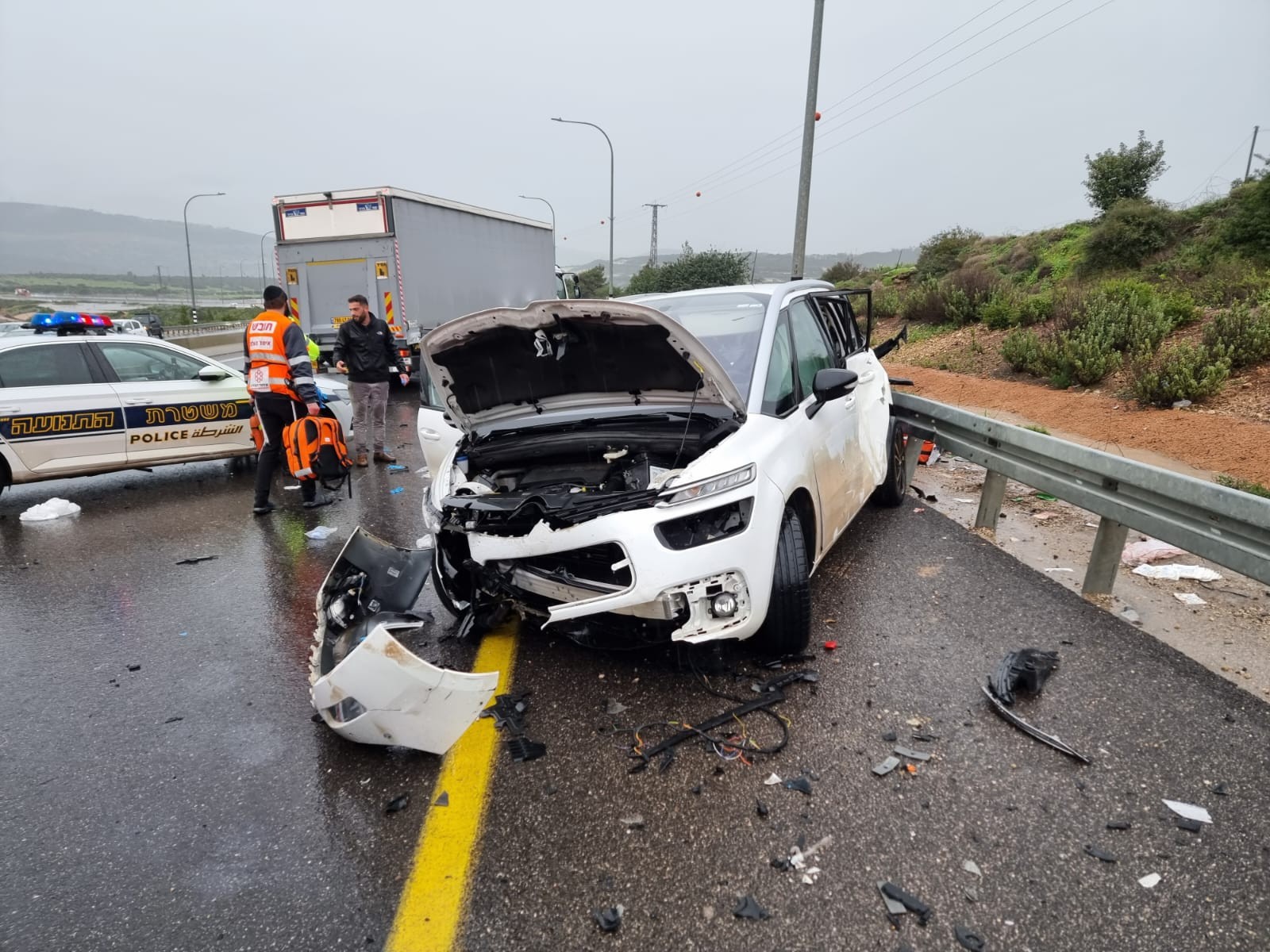 סייעו לצעיר ונפגעו מרכב: 4 פצועים קשה ואנוש בתאונה בכביש 65