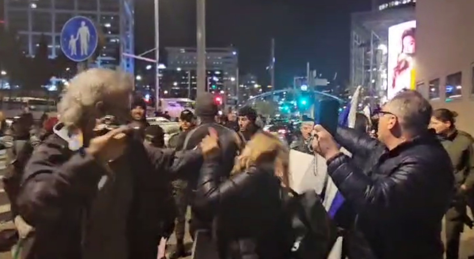 אלימות בהפגנות בת"א: מפגין היכה אישה באגרוף בראשה | תיעוד