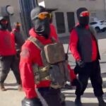 רעולי פנים, עם צלבי קרס: עשרות ניאו נאצים צעדו בלב ארה"ב