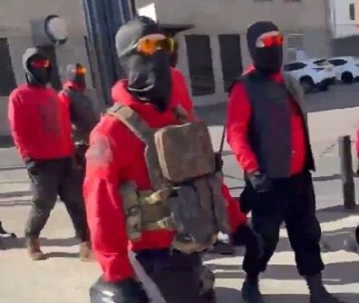 רעולי פנים, עם צלבי קרס: עשרות ניאו נאצים צעדו בלב ארה"ב