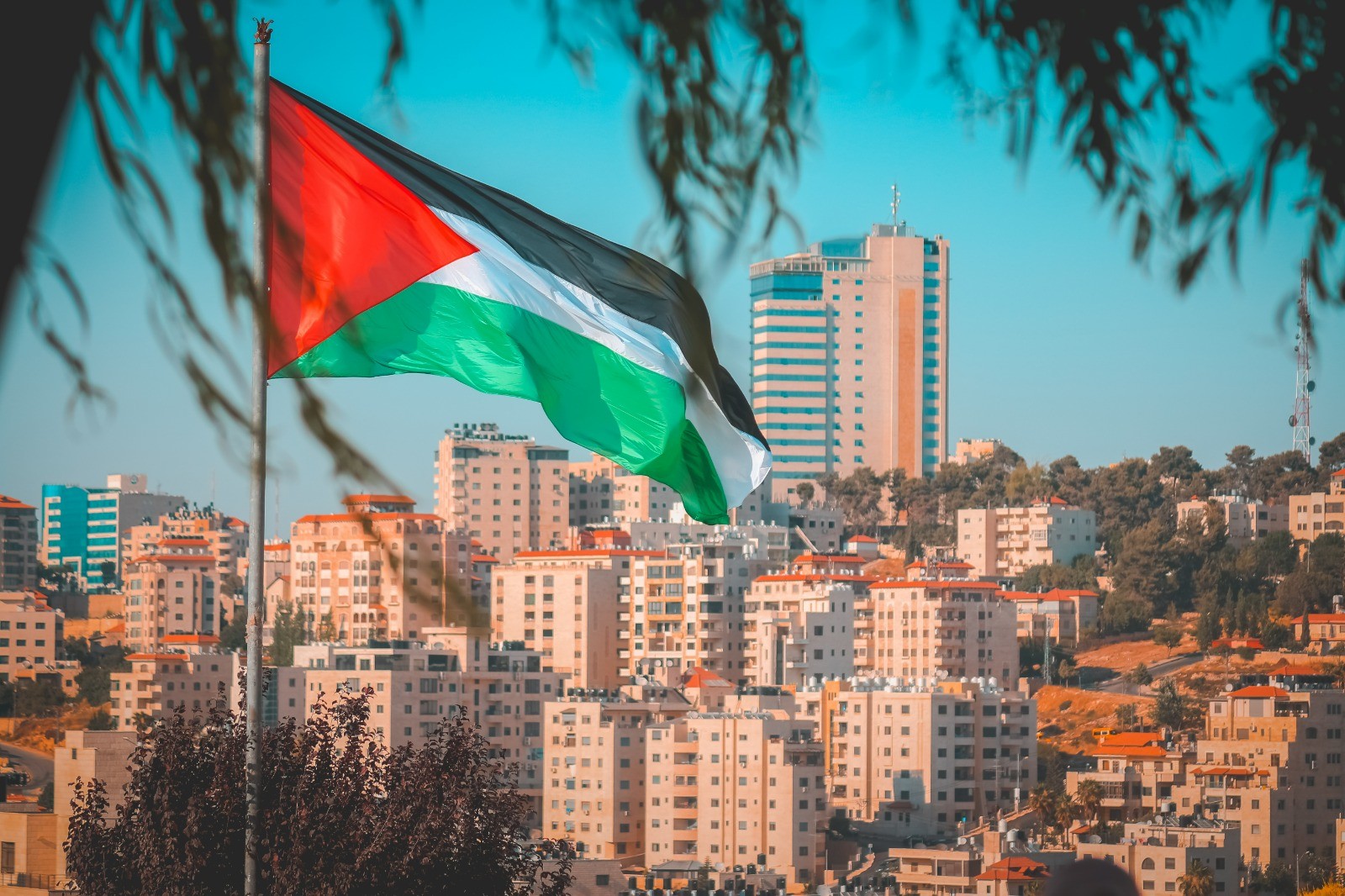 מצג השווא של הרש"פ: "הכיבוש יורה בשלושה צעירים"