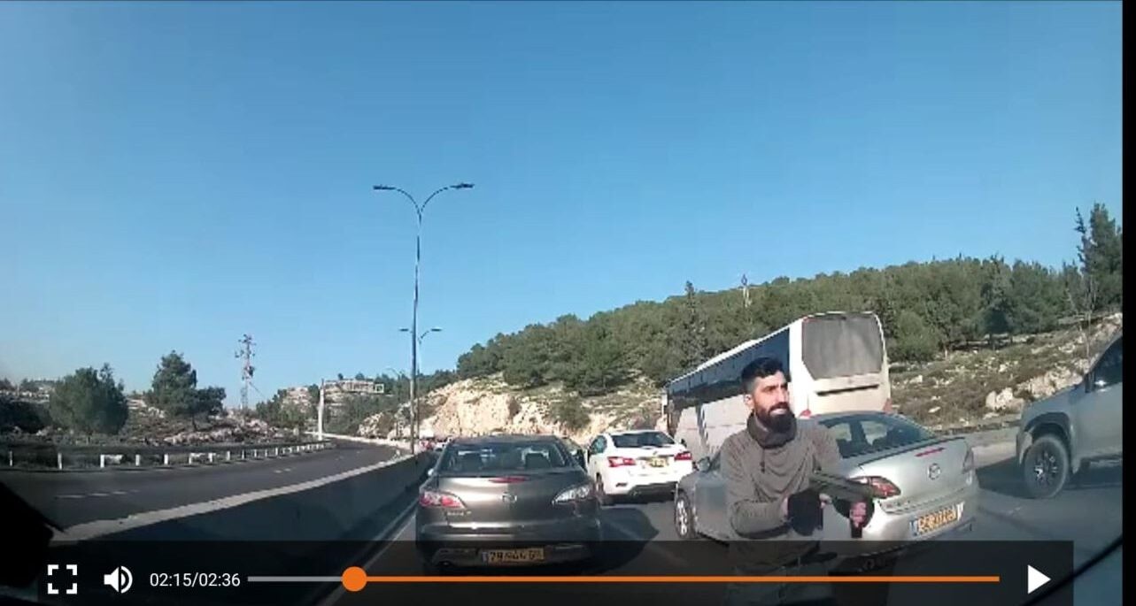 המחבל רץ עם הרובה בין הרכבים בפקק - ויורה | תיעוד דרמטי