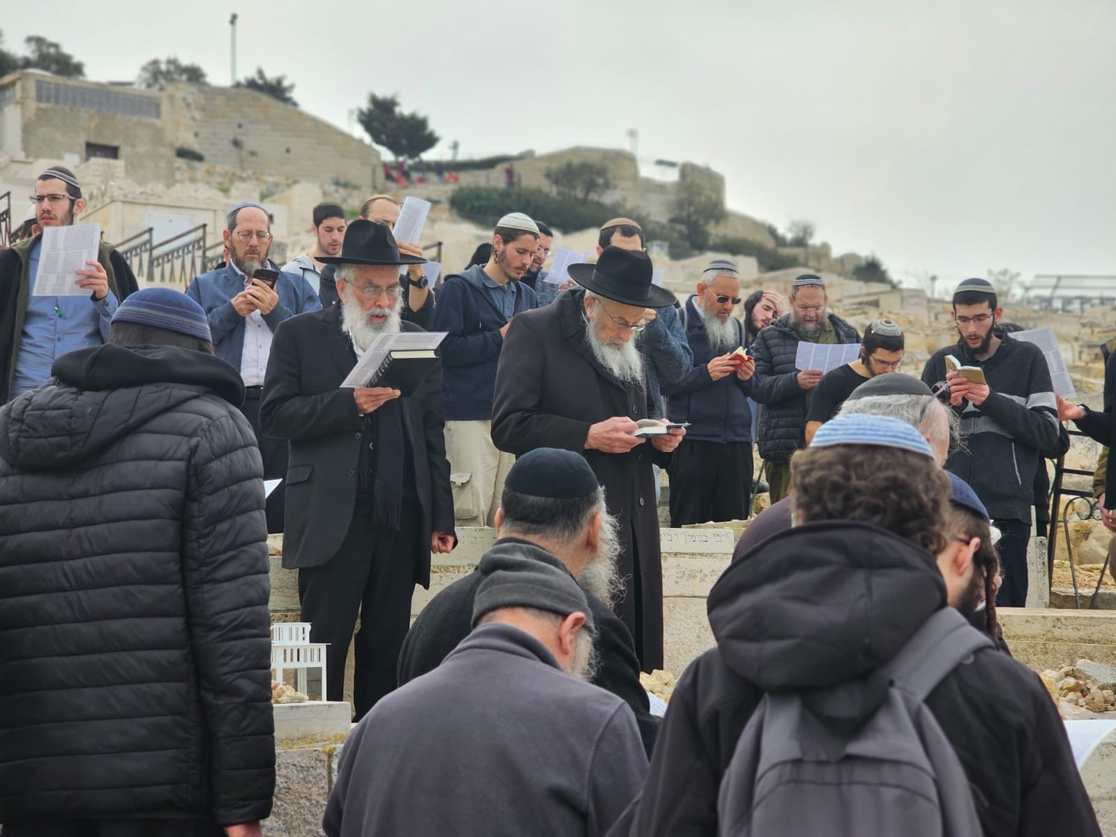 42 שנים לפטירת הרב צבי יהודה קוק זצ"ל: מאות עלו לקברו